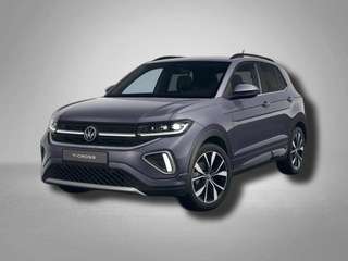Schräge Frontansicht auf einen Volkswagen T-Cross , freigestellt