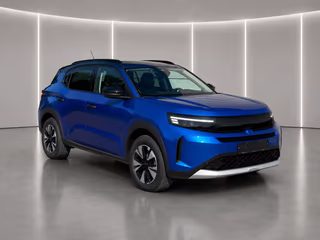 Schräge Frontansicht auf einen Opel Frontera , freigestellt