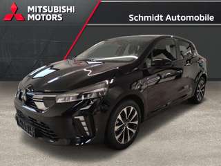 Schräge Frontansicht auf einen Mitsubishi Colt , freigestellt