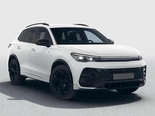 Schräge Frontansicht auf einen Volkswagen Tiguan , freigestellt