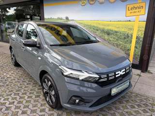 Schräge Frontansicht auf einen Dacia Sandero , freigestellt