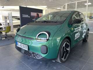 Schräge Frontansicht auf einen Renault Twingo , freigestellt