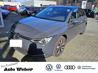 Schräge Frontansicht auf einen Volkswagen Golf , freigestellt