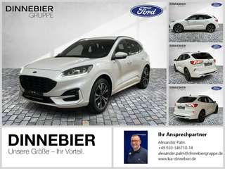 Schräge Frontansicht auf einen Ford Kuga , freigestellt
