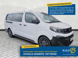 Schräge Frontansicht auf einen Opel Vivaro , freigestellt
