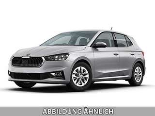 Schräge Frontansicht auf einen Skoda Fabia , freigestellt