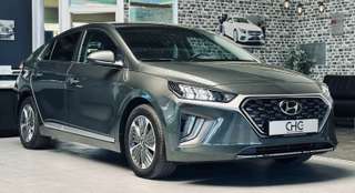 Schräge Frontansicht auf einen Hyundai IONIQ , freigestellt