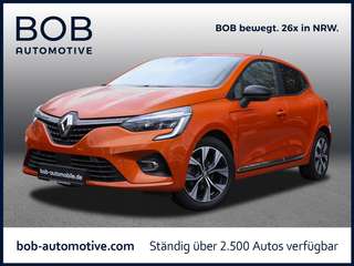 Schräge Frontansicht auf einen Renault Clio , freigestellt