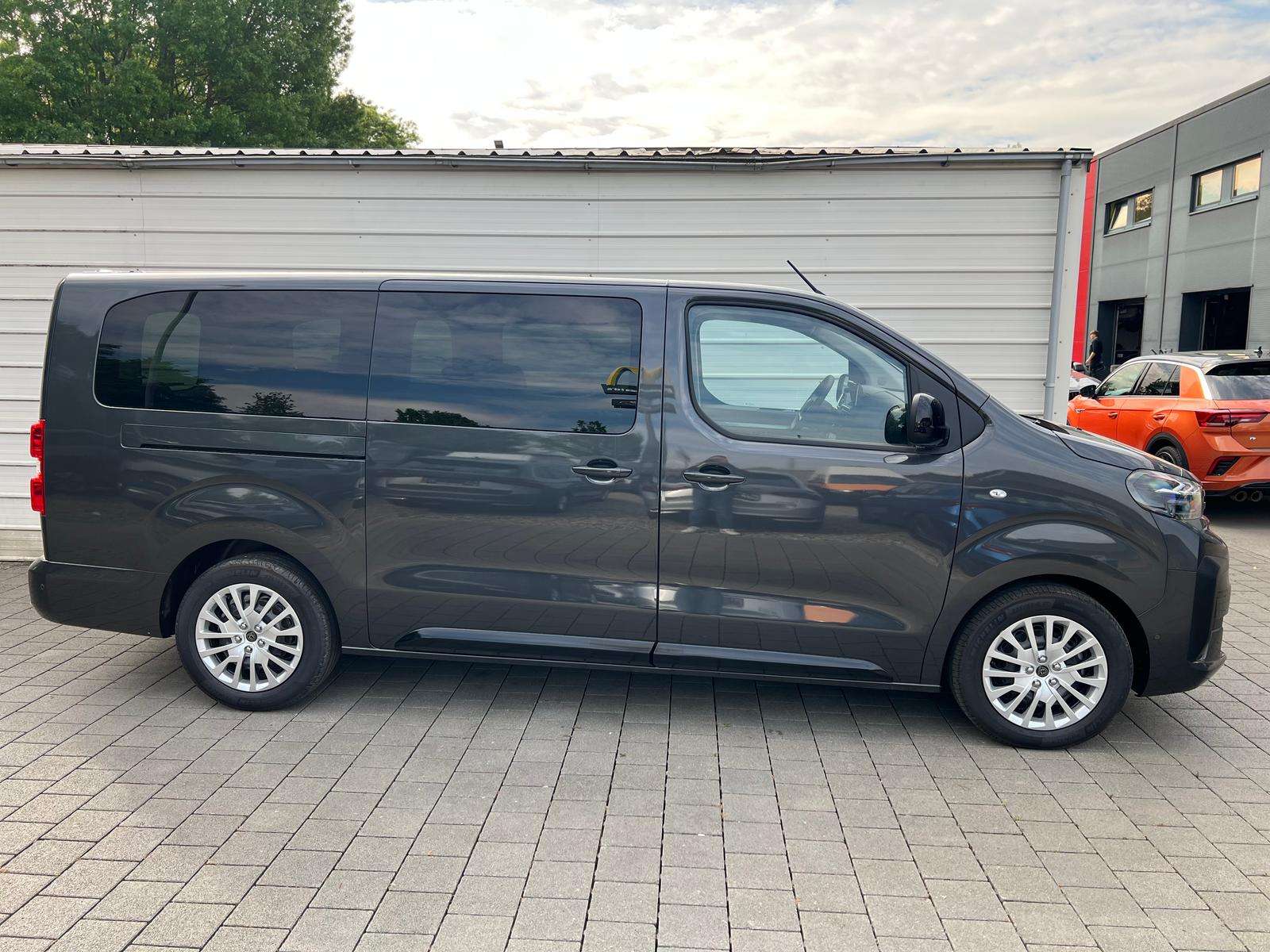 Fahrzeugbild eines Peugeot Traveller