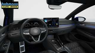 Schräge Frontansicht auf einen Volkswagen Golf , freigestellt