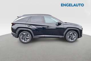 Schräge Frontansicht auf einen Hyundai Tucson , freigestellt