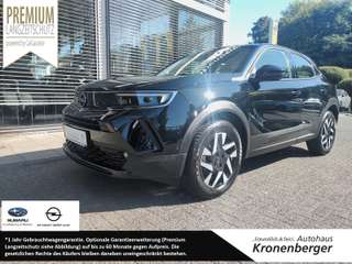 Schräge Frontansicht auf einen Opel Mokka , freigestellt