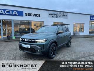 Schräge Frontansicht auf einen Dacia Duster , freigestellt