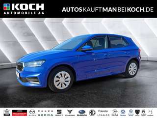 Schräge Frontansicht auf einen Skoda Fabia , freigestellt