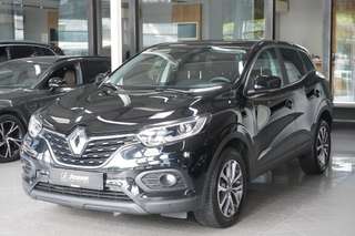 Schräge Frontansicht auf einen Renault Kadjar , freigestellt