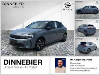 Schräge Frontansicht auf einen Opel Corsa , freigestellt