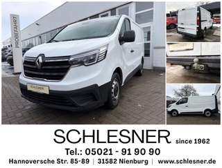 Schräge Frontansicht auf einen Renault Trafic , freigestellt