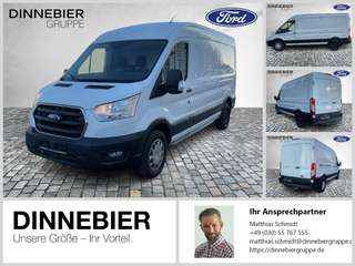 Schräge Frontansicht auf einen Ford Transit , freigestellt