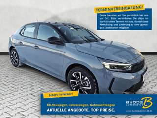 Schräge Frontansicht auf einen Opel Corsa , freigestellt