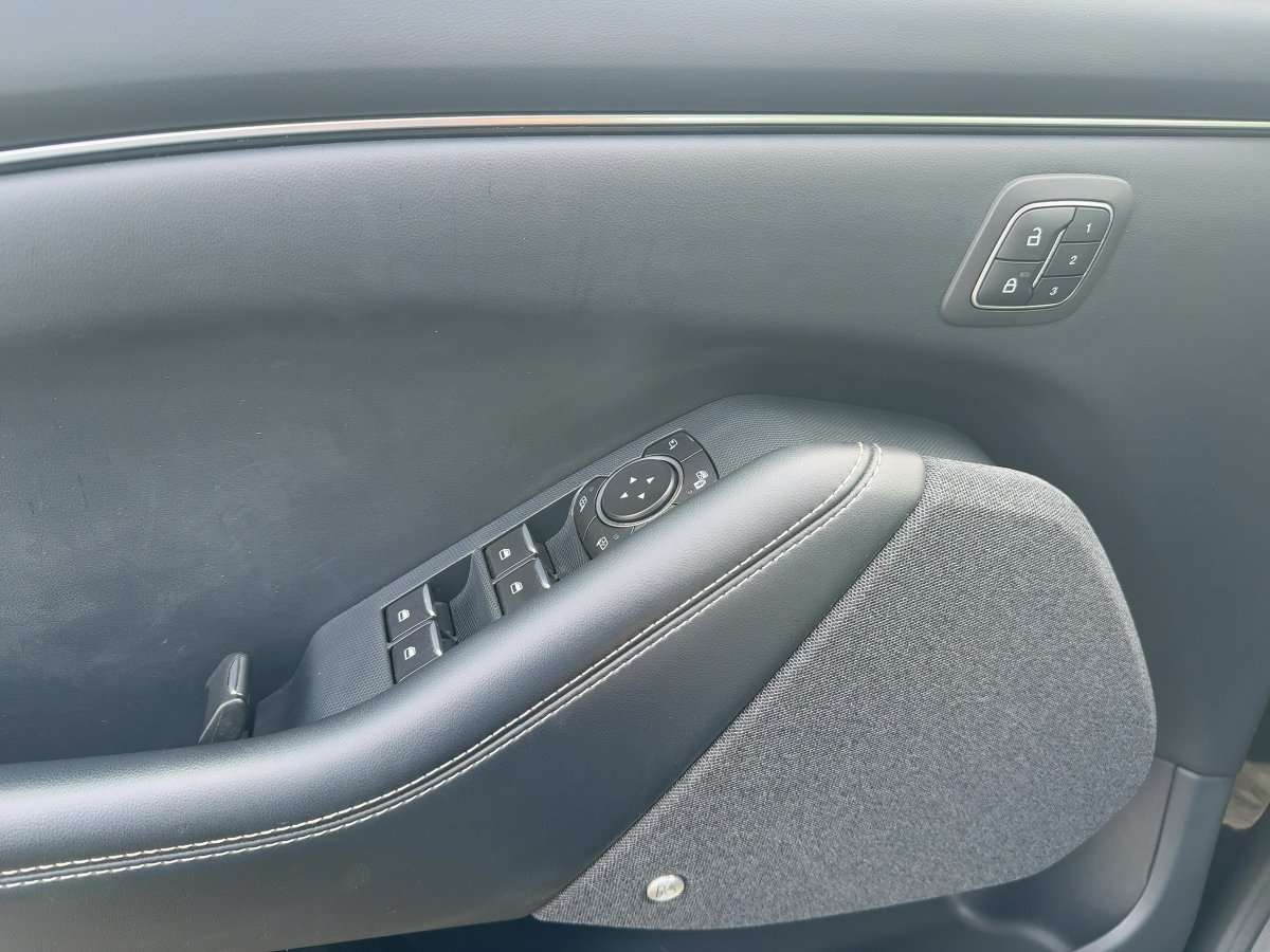 Fahrzeugbild eines Ford Mustang Mach-E