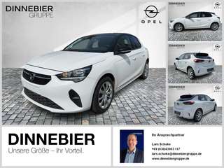 Schräge Frontansicht auf einen Opel Corsa , freigestellt
