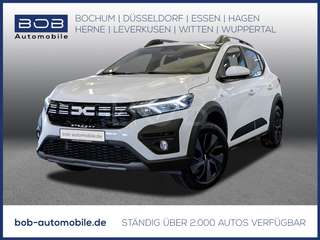 Schräge Frontansicht auf einen Dacia Sandero , freigestellt