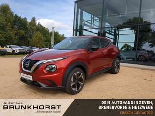 Schräge Frontansicht auf einen Nissan JUKE , freigestellt
