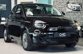 Schräge Frontansicht auf einen Fiat 500 , freigestellt