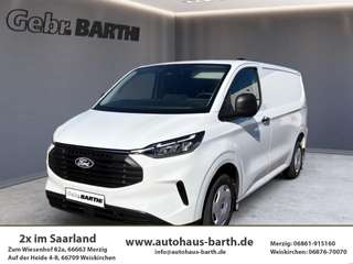 Schräge Frontansicht auf einen Ford Transit Custom , freigestellt