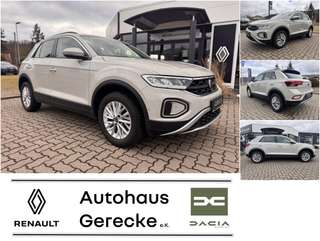 Schräge Frontansicht auf einen Volkswagen T-Roc , freigestellt