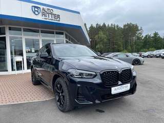 Schräge Frontansicht auf einen BMW X4 , freigestellt