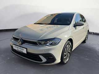 Schräge Frontansicht auf einen Volkswagen Polo , freigestellt