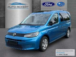 Schräge Frontansicht auf einen Volkswagen Caddy , freigestellt