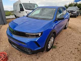 Schräge Frontansicht auf einen Opel Mokka , freigestellt