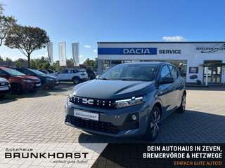 Schräge Frontansicht auf einen Dacia Sandero , freigestellt