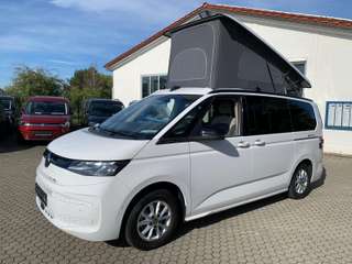 Schräge Frontansicht auf einen Volkswagen California , freigestellt