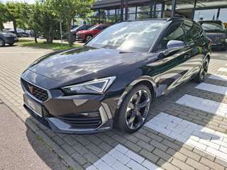 Schräge Frontansicht auf einen CUPRA Leon , freigestellt