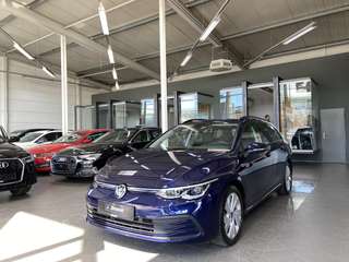 Schräge Frontansicht auf einen Volkswagen Golf , freigestellt