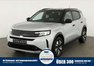 Schräge Frontansicht auf einen Opel Frontera , freigestellt