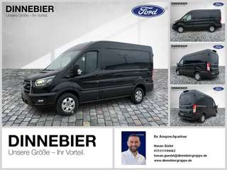 Schräge Frontansicht auf einen Ford Transit , freigestellt