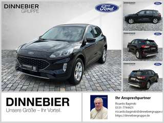 Schräge Frontansicht auf einen Ford Kuga , freigestellt
