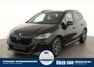 Schräge Frontansicht auf einen BMW 2er Active Tourer , freigestellt