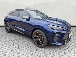 Schräge Frontansicht auf einen CUPRA Terramar , freigestellt