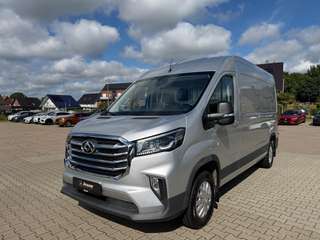 Schräge Frontansicht auf einen Maxus Deliver 9 , freigestellt
