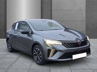 Schräge Frontansicht auf einen Renault Clio , freigestellt
