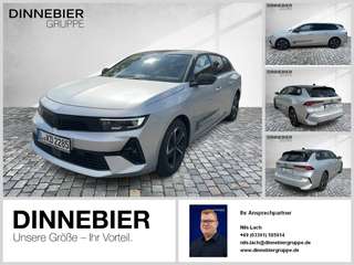 Schräge Frontansicht auf einen Opel Astra , freigestellt