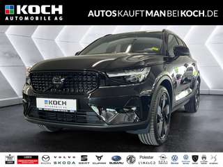 Schräge Frontansicht auf einen Volvo XC40 , freigestellt
