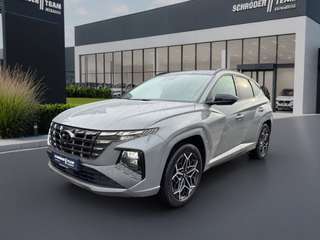Schräge Frontansicht auf einen Hyundai Tucson , freigestellt