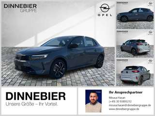 Schräge Frontansicht auf einen Opel Corsa , freigestellt