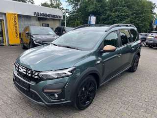 Schräge Frontansicht auf einen Dacia Jogger , freigestellt